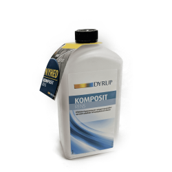 En hvid plastikflaske med sort låg mærket "Dyrup Komposit Rens." Den blå og hvide etiket inkluderer et halsmærke, der viser "NYHED" og "KOMPOSIT RENS" i gul og mørkeblå. Perfekt til rengøring af din komposithegn, hvilket sikrer et rent og uberørt udseende med Dyrups Rengøring til dit komposithegn.