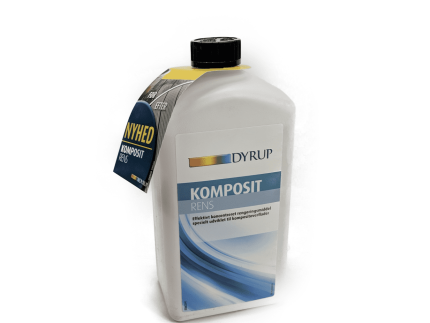 En hvid plastikflaske med sort låg mærket "Dyrup Komposit Rens." Den blå og hvide etiket inkluderer et halsmærke, der viser "NYHED" og "KOMPOSIT RENS" i gul og mørkeblå. Perfekt til rengøring af din komposithegn, hvilket sikrer et rent og uberørt udseende med Dyrups Rengøring til dit komposithegn.