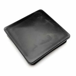 En firkantet sort plade med let hævede kanter, placeret på en hvid baggrund, har en glat, blank finish og ser ud til at være tom. Det slanke design minder om moderne arkitektoniske elementer som Plastik stolpehat til stålstolpe 100x100mm.