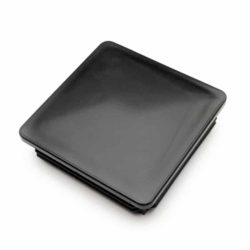 En stak stilfulde Plastik stolpehat til stålstolpe plader, hver måler 80x80 mm med en let blank sort finish, pænt justeret mod en almindelig hvid baggrund.