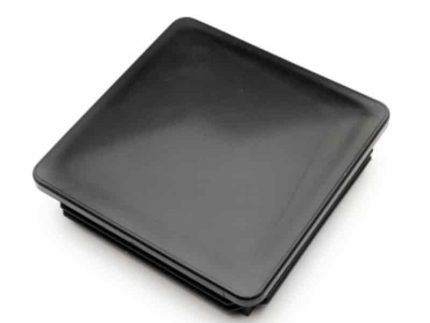 En stak stilfulde Plastik stolpehat til stålstolpe plader, hver måler 80x80 mm med en let blank sort finish, pænt justeret mod en almindelig hvid baggrund.