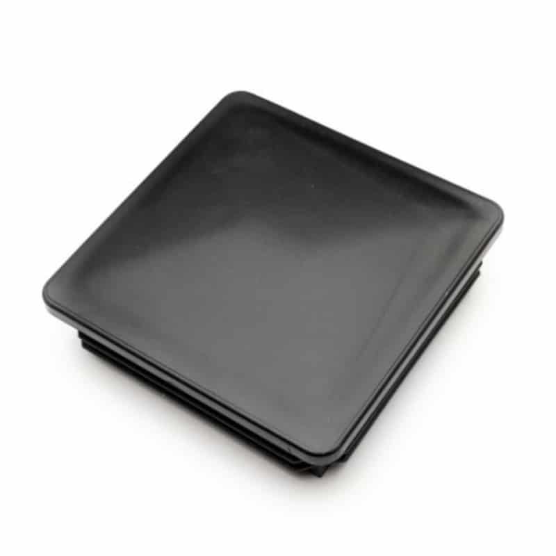 En stak stilfulde Plastik stolpehat til stålstolpe plader, hver måler 80x80 mm med en let blank sort finish, pænt justeret mod en almindelig hvid baggrund.