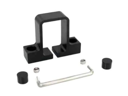 Billedet viser en adskilt Bøjlebeslag til firkantet stolper Rustfri Type 1. Det inkluderer en sort rektangulær metalhovedkomponent med to monteringshuller, to små sorte cylindriske stykker, to skruer og en U-formet sølvstang. Delene er pænt arrangeret på en almindelig hvid baggrund.