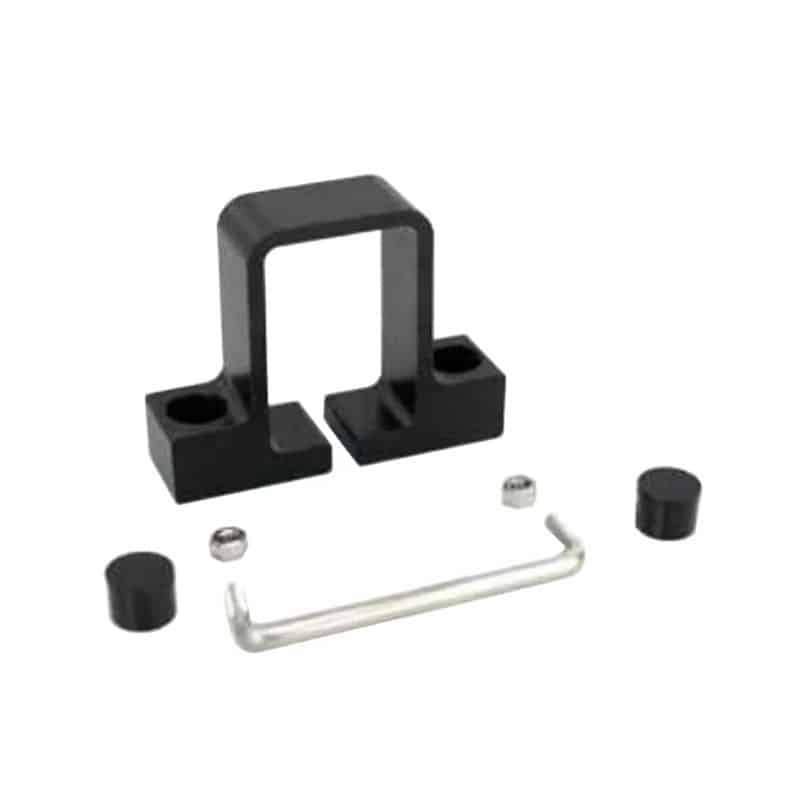Billedet viser en adskilt Bøjlebeslag til firkantet stolper Rustfri Type 1. Det inkluderer en sort rektangulær metalhovedkomponent med to monteringshuller, to små sorte cylindriske stykker, to skruer og en U-formet sølvstang. Delene er pænt arrangeret på en almindelig hvid baggrund.