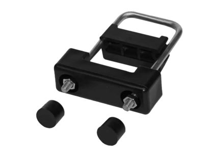 Bøjlebeslag "DELUX" Rustfri type 3 har en sort metal cykelstativ montering med to udadvendte bolte og to tilhørende sorte gummi endekapper. Dette rustfri beslag inkluderer en holdbar og stilfuld buet U-formet stang øverst, perfekt til alle dine cykelopbevaringsbehov.