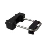 Bøjlebeslag "DELUX" Rustfri type 3 er en sort og sølv rektangulær klemme med håndtag. Den har en rustfri metal U-formet ramme og sorte plastiksektioner, der fastgør objektet, der fastspændes. Designet antyder, at det bruges til at holde eller sikre materialer på plads.