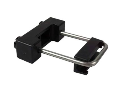 Bøjlebeslag "DELUX" Rustfri type 3 er en sort og sølv rektangulær klemme med håndtag. Den har en rustfri metal U-formet ramme og sorte plastiksektioner, der fastgør objektet, der fastspændes. Designet antyder, at det bruges til at holde eller sikre materialer på plads.