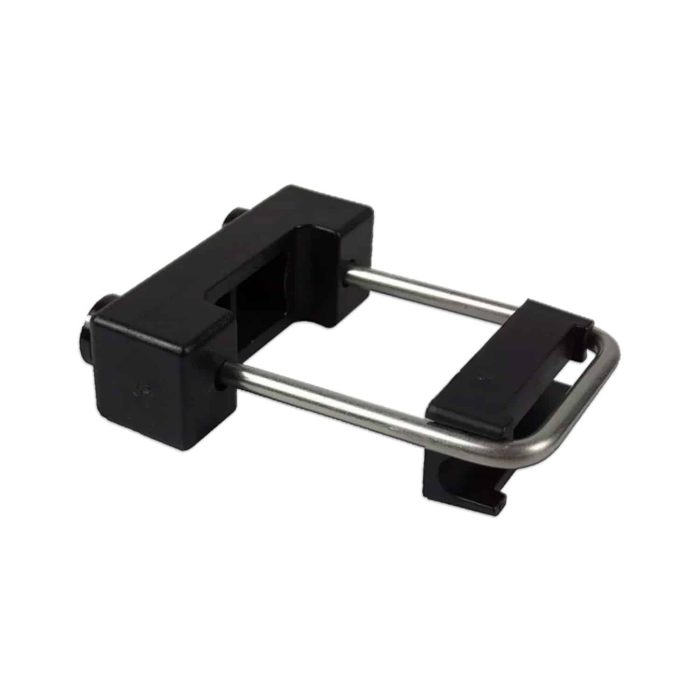 Bøjlebeslag "DELUX" Rustfri type 3 er en sort og sølv rektangulær klemme med håndtag. Den har en rustfri metal U-formet ramme og sorte plastiksektioner, der fastgør objektet, der fastspændes. Designet antyder, at det bruges til at holde eller sikre materialer på plads.