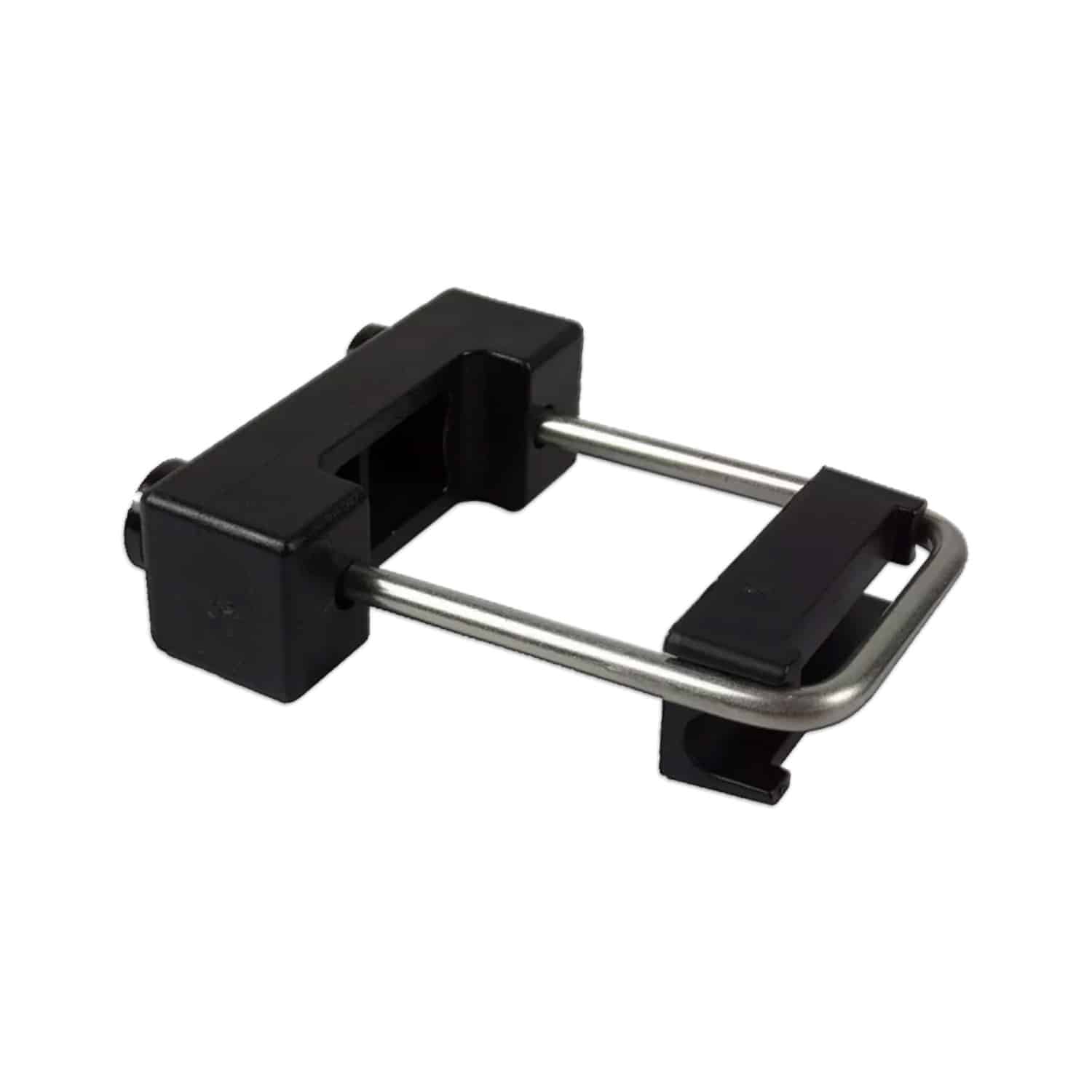 Bøjlebeslag "DELUX" Rustfri type 3 er en sort og sølv rektangulær klemme med håndtag. Den har en rustfri metal U-formet ramme og sorte plastiksektioner, der fastgør objektet, der fastspændes. Designet antyder, at det bruges til at holde eller sikre materialer på plads.