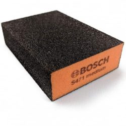 En rektangulær Vaskbar slibesvamp til komposithegn med en orange side og en sort slibende side. Den orange side har BOSCH-logoet og teksten "S471 medium." Denne alsidige slibesvamp er perfekt til at slibe overflader omkring dit hjem eller endda forberede dit komposithegn til et frisk lag maling.
