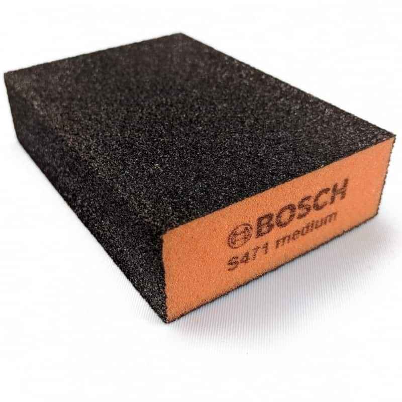 En rektangulær Vaskbar slibesvamp til komposithegn med en orange side og en sort slibende side. Den orange side har BOSCH-logoet og teksten "S471 medium." Denne alsidige slibesvamp er perfekt til at slibe overflader omkring dit hjem eller endda forberede dit komposithegn til et frisk lag maling.