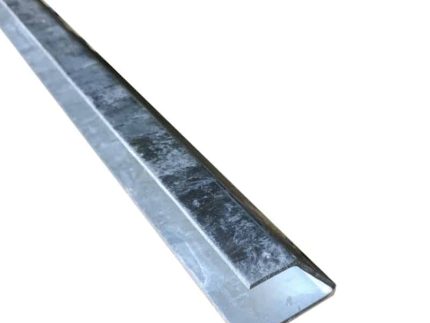 Nærbillede af en lang, varmgalvaniseret U-skinnet side 45° venstre med en let struktureret overflade. U-skinnet viser en præcis 45-graders bøjning, hvilket skaber to flade, vinklede sider. Metallet har en let reflekterende finish og fremstår robust og industrielt.