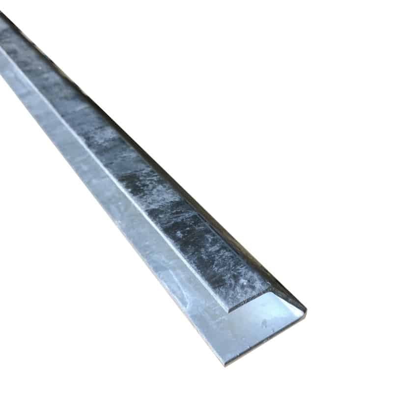 Nærbillede af en lang, varmgalvaniseret U-skinnet side 45° venstre med en let struktureret overflade. U-skinnet viser en præcis 45-graders bøjning, hvilket skaber to flade, vinklede sider. Metallet har en let reflekterende finish og fremstår robust og industrielt.