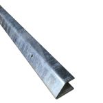 Et nærbillede af U-skinnet side 45° højre med en skinnende, varmgalvaniseret finish. Det metalliske beslag har en glat overflade med en vis synlig tekstur og har et enkelt rundt hul nær den ene ende, muligvis til montering eller sikring.