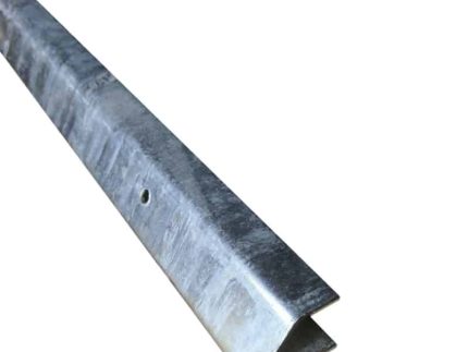 Et nærbillede af U-skinnet side 45° højre med en skinnende, varmgalvaniseret finish. Det metalliske beslag har en glat overflade med en vis synlig tekstur og har et enkelt rundt hul nær den ene ende, muligvis til montering eller sikring.