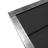 Et nærbillede af U-skinne top/bund - varmgalvaniseret, en rektangulær, metallisk genstand med sort overflade. Topskinne-rammen rundt om kanterne skaber et rent, moderne look. Objektets øverste venstre hjørne er i fokus og fremhæver materialernes tekstur og glans.