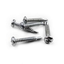 Et nærbillede af seks elforzinket selvskærende skruer med flade, slidsede hoveder og spidse ender liggende på en hvid overflade.