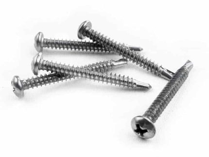 Seks sølvfarvede elforzinket-skruer med Phillips-hovedtoppe er spredt på en hvid overflade. Disse 4,2x38 mm skruer har gevindlegemer og ser ud til at være designet til selvborende formål, hvilket gør dem til fremragende selvskærende stjerne-skruer.