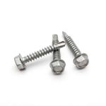 Tre Selvskærende Skrue Sort RAL 9005 Sekskantet er arrangeret på hvid baggrund. Skruerne, som har gevindskafter og spidse ender, er sorte. Den ene skrue ligger vandret, mens de to andre er krydset over hinanden.