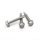 Tre Selvskærende Skrue Sort RAL 9005 Sekskantet er arrangeret på hvid baggrund. Skruerne, som har gevindskafter og spidse ender, er sorte. Den ene skrue ligger vandret, mens de to andre er krydset over hinanden.