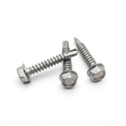 Tre Selvskærende Skrue Sort RAL 9005 Sekskantet er arrangeret på hvid baggrund. Skruerne, som har gevindskafter og spidse ender, er sorte. Den ene skrue ligger vandret, mens de to andre er krydset over hinanden.