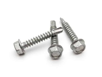 Tre Selvskærende Skrue Sort RAL 9005 Sekskantet er arrangeret på hvid baggrund. Skruerne, som har gevindskafter og spidse ender, er sorte. Den ene skrue ligger vandret, mens de to andre er krydset over hinanden.