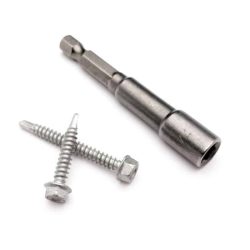 Nærbillede af en Topnøgle Sekskant sekskantmøtrik og to 1/4" skruer på hvid baggrund. Skruerne er krydsede, og Topnøgle medbringerbitten er placeret ved siden af dem vandret. Alle varer er metalliske og fremstår som nye og ubrugte .