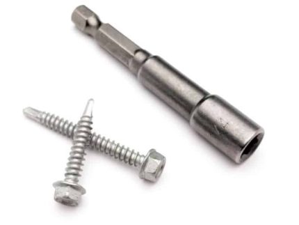 Nærbillede af en Topnøgle Sekskant sekskantmøtrik og to 1/4" skruer på hvid baggrund. Skruerne er krydsede, og Topnøgle medbringerbitten er placeret ved siden af dem vandret. Alle varer er metalliske og fremstår som nye og ubrugte .