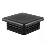 Stolpehat Firkantet Plast er en sort plastik endehætte med ribbede sider, designet til at passe ind i enden af et firkantet rør eller rør. Dens øverste overflade er glat med en lille fordybning i midten.