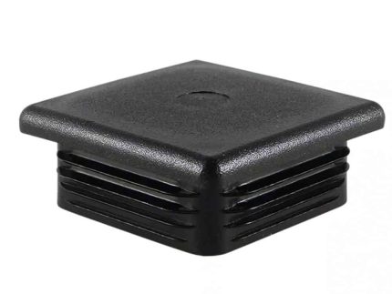 Stolpehat Firkantet Plast er en sort plastik endehætte med ribbede sider, designet til at passe ind i enden af et firkantet rør eller rør. Dens øverste overflade er glat med en lille fordybning i midten.