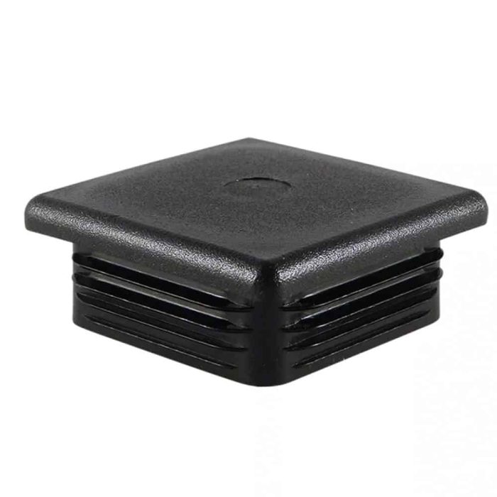 Stolpehat Firkantet Plast er en sort plastik endehætte med ribbede sider, designet til at passe ind i enden af et firkantet rør eller rør. Dens øverste overflade er glat med en lille fordybning i midten.