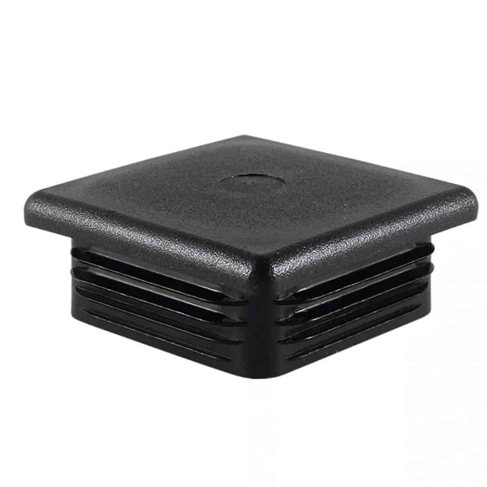 Stolpehat Firkantet Plast er en sort plastik endehætte med ribbede sider, designet til at passe ind i enden af et firkantet rør eller rør. Dens øverste overflade er glat med en lille fordybning i midten.