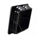 Stolpehat Firkantet Plast er en sort plastik firkantet tylle med tre afrundede, bølgelignende kanter på to sider. Den har en central åbning og er konstrueret til at blive indsat i huller med det formål at beskytte eller isolere genstande, der passerer gennem den.