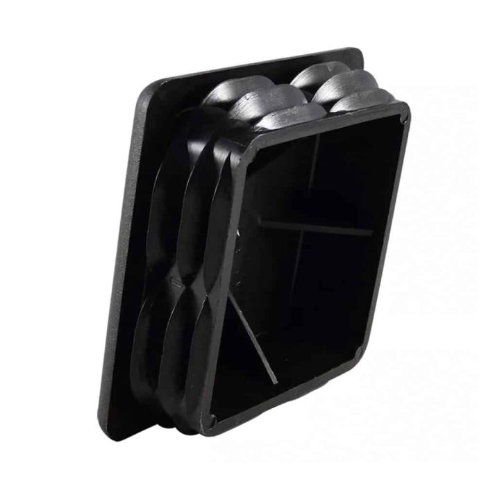 Stolpehat Firkantet Plast er en sort plastik firkantet tylle med tre afrundede, bølgelignende kanter på to sider. Den har en central åbning og er konstrueret til at blive indsat i huller med det formål at beskytte eller isolere genstande, der passerer gennem den.