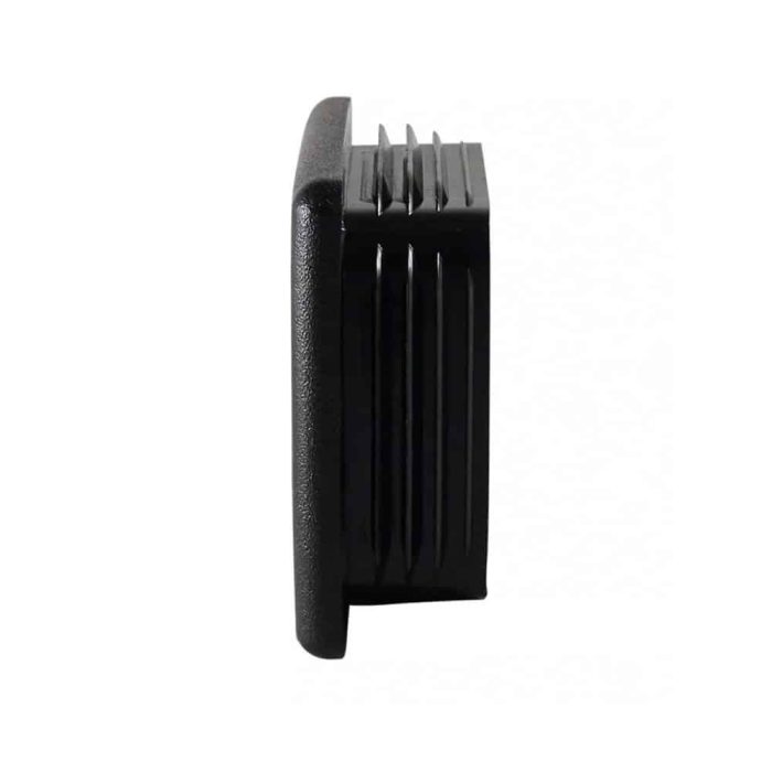 Stolpehat Firkantet Plast kabelforskruning set fra siden med gevindsektion og ribbet greb. Den rektangulære form er fremtrædende med kanter langs siden, designet til at sikre og beskytte elektriske kabler, når de passerer gennem et kabinet.