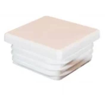 Firkantet hvid plast endekappe med rillet design på siderne. Den øverste overflade er flad, og det overordnede udseende er rent og enkelt. Denne firkantet stolpehat er designet til at passe ind i enden af et firkantet rør eller rør, der ofte bruges i møbler eller byggeapplikationer.