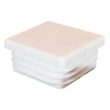 Firkantet hvid plast endekappe med rillet design på siderne. Den øverste overflade er flad, og det overordnede udseende er rent og enkelt. Denne firkantet stolpehat er designet til at passe ind i enden af et firkantet rør eller rør, der ofte bruges i møbler eller byggeapplikationer.
