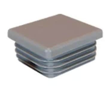 En firkantet, grå plastik endehætte, der måler 40x40 mm, med ribbede sider designet til at passe ind i enden af et rør eller et rør. Denne stolpehat har en flad top og tilspidsede sider for en sikker pasform.