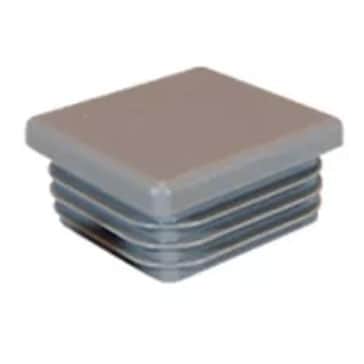 En firkantet, grå plastik endehætte, der måler 40x40 mm, med ribbede sider designet til at passe ind i enden af et rør eller et rør. Denne stolpehat har en flad top og tilspidsede sider for en sikker pasform.