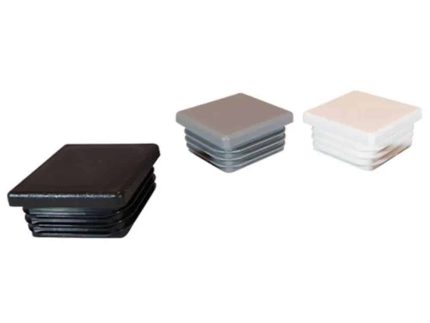 Tre firkantede plastindsatser, kendt som "Stolpehat Firkantet Plast", vises med ribbede designs på deres sider. Indsatserne er linet op i en række, med en sort til venstre, en grå i midten og en hvid til højre.