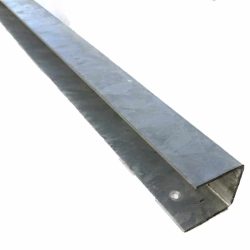 Et nærbillede af et langt metalvinkeljern med galvaniseret finish. Denne L-formede U-skinne top/bund - varmgalvaniseret har en 90 graders bøjning. Der er forborede huller langs den ene side nær kanten, og overfladen har en lidt ru tekstur.