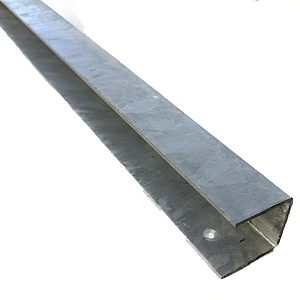 Et nærbillede af et langt metalvinkeljern med galvaniseret finish. Denne L-formede U-skinne top/bund - varmgalvaniseret har en 90 graders bøjning. Der er forborede huller langs den ene side nær kanten, og overfladen har en lidt ru tekstur.
