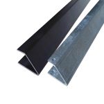 Et nærbillede af to U-skinne side 45° venstre - varmgalvaniseret/pulverlakeret placeret side om side. Stangen til venstre er sort og glat, mens stangen til højre har en galvaniseret, struktureret finish med let synlige bolthuller. Begge har en 90-graders vinkelprofil. Sideskinnet danner en perfekt justering ved 45 graders vinkler for præcis montering.