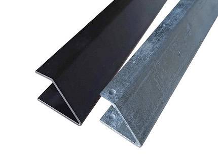 Et nærbillede af to U-skinne side 45° venstre - varmgalvaniseret/pulverlakeret placeret side om side. Stangen til venstre er sort og glat, mens stangen til højre har en galvaniseret, struktureret finish med let synlige bolthuller. Begge har en 90-graders vinkelprofil. Sideskinnet danner en perfekt justering ved 45 graders vinkler for præcis montering.