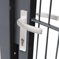 Nærbillede af et slankt, sølv metal dørhåndtag på en mørkfarvet Havelåge 2D Panelfyld 8/6/8 "PRO PLUS" lavet af lodrette stænger. Håndtaget, der har et nøglehul under sig, er placeret på venstre side af porten. Hele opsætningen fremstår galvaniseret og pulverlakeret, hvilket sikrer, at den ser robust og sikker ud.