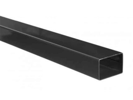 Et langt rektangulært hult metalrør, Metal Stolpe "BLACKY" 60x40mm, med en skinnende sort pulverlakeret finish. Dens kanter og hjørner er skarpe og veldefinerede, der ligner en slags metalstolpe, afbildet mod en almindelig hvid baggrund og strækker sig fra nederst til venstre til øverst til højre i billedet.