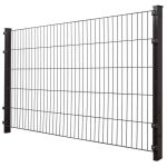 Et Metal Stolpe "BLACKY" 60x40 mm pulverlakeret sort metal trådhegn panel forankret af to robuste lodrette stolper på hver side har et gitterlignende mønster lavet af vandrette og lodrette tråde, hvilket skaber et rektangulært mesh-design, der tilbyder både synlighed og sikkerhed. Baggrunden er almindelig hvid.