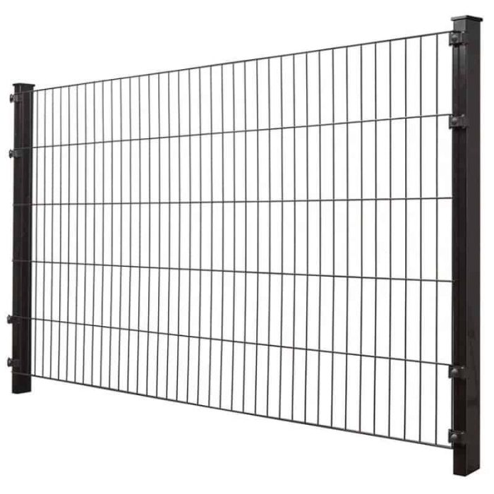 Et Metal Stolpe "BLACKY" 60x40 mm pulverlakeret sort metal trådhegn panel forankret af to robuste lodrette stolper på hver side har et gitterlignende mønster lavet af vandrette og lodrette tråde, hvilket skaber et rektangulært mesh-design, der tilbyder både synlighed og sikkerhed. Baggrunden er almindelig hvid.