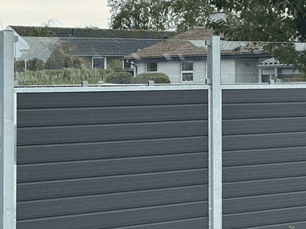 Komposit Hegn med klartglas - Inkl. galvaniseret stålstolper u-skinner