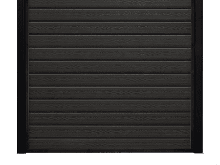Komposit Hegn med galvaniseret stålstolper & u-skinner - Type 1 er et mørkebrunt, lodret rektangulært hegnspanel med vandrette trælameller med sort indfatning på siderne og toppen. Den tilbyder et struktureret kornmønster for et naturligt udseende, suppleret med galvaniserede stålstolper og skinner for øget holdbarhed.